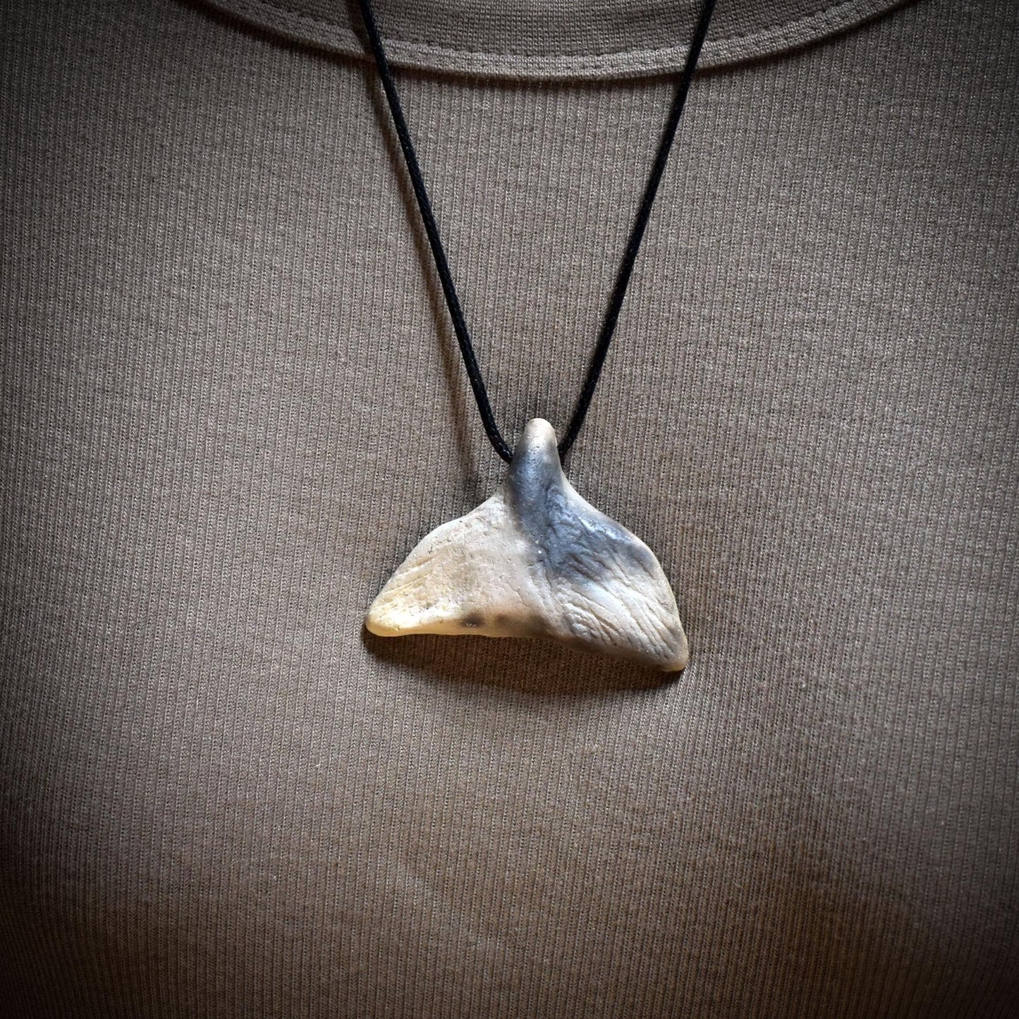Walfluke Amulett aus Ton, Krafttier Walflosse Kette, Archaischer Meer Talisman, Handgeformter Wal Anhänger, Spiritueller Schmuck AMU089