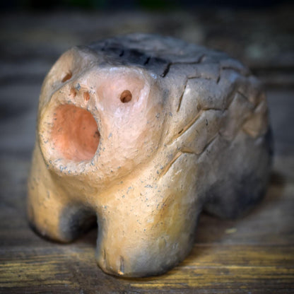 Archaische Igel Skulptur aus Ton, Neolithische Tierfigur nach historischem Vorbild, Handgefertigte Keramik, Spirituelle Kraftfigur