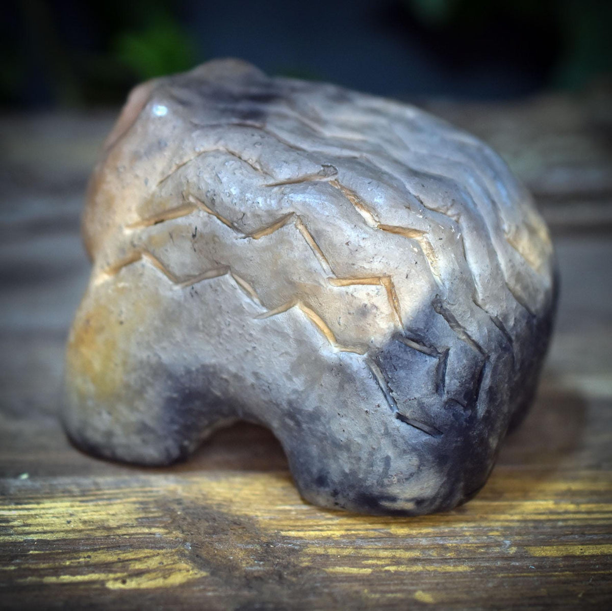 Archaische Igel Skulptur aus Ton, Neolithische Tierfigur nach historischem Vorbild, Handgefertigte Keramik, Spirituelle Kraftfigur