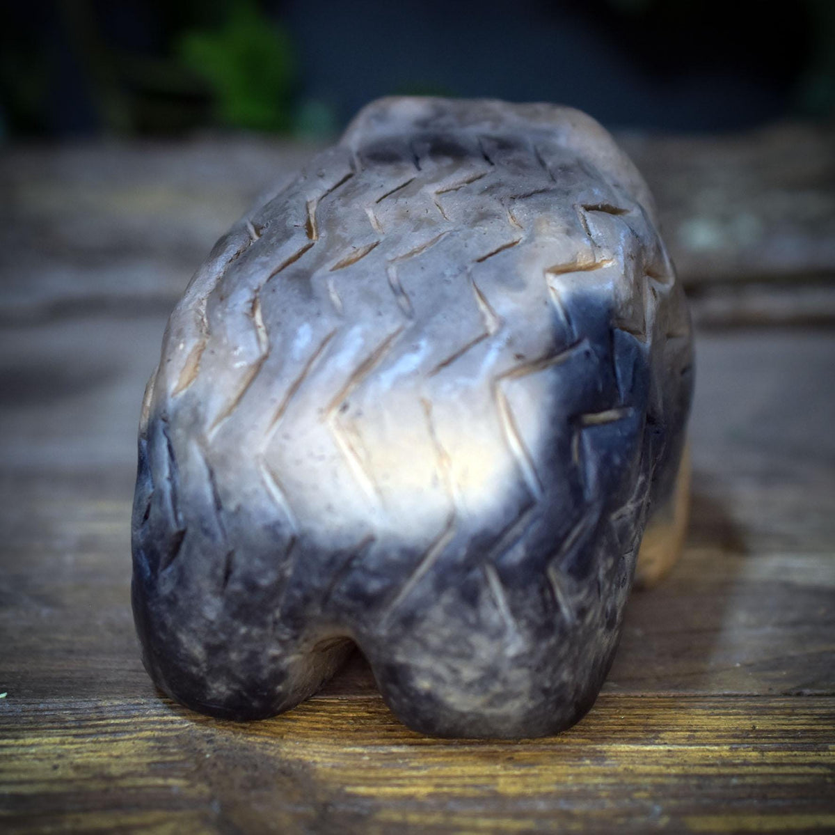 Archaische Igel Skulptur aus Ton, Neolithische Tierfigur nach historischem Vorbild, Handgefertigte Keramik, Spirituelle Kraftfigur