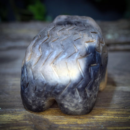 Archaische Igel Skulptur aus Ton, Neolithische Tierfigur nach historischem Vorbild, Handgefertigte Keramik, Spirituelle Kraftfigur