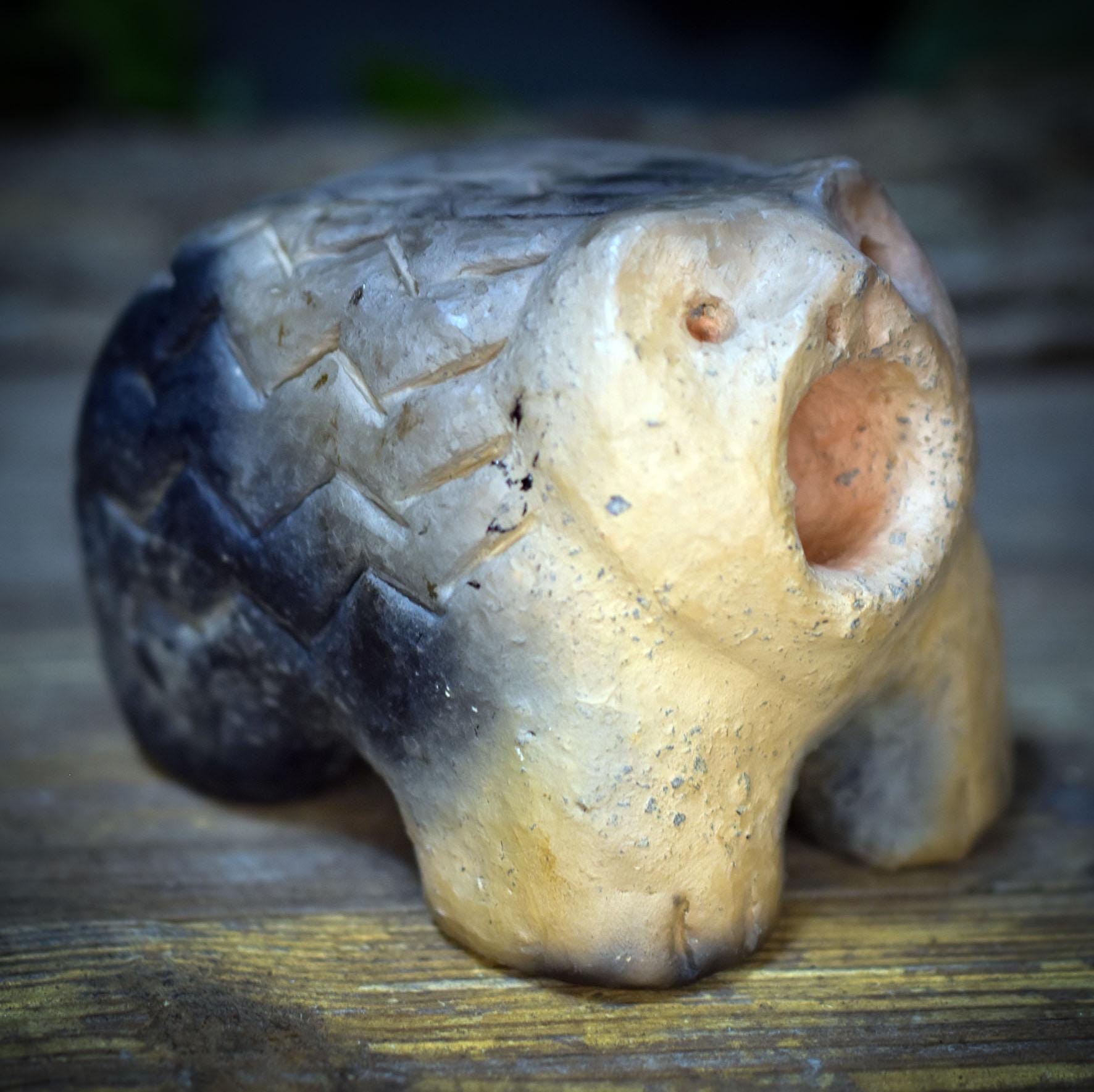 Archaische Igel Skulptur aus Ton, Neolithische Tierfigur nach historischem Vorbild, Handgefertigte Keramik, Spirituelle Kraftfigur SKU286