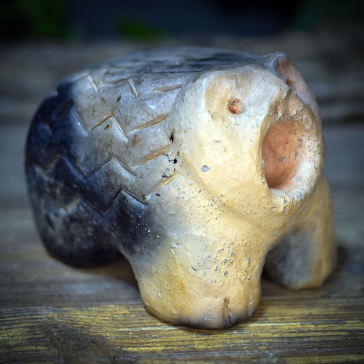 Archaische Igel Skulptur aus Ton, Neolithische Tierfigur nach historischem Vorbild, Handgefertigte Keramik, Spirituelle Kraftfigur