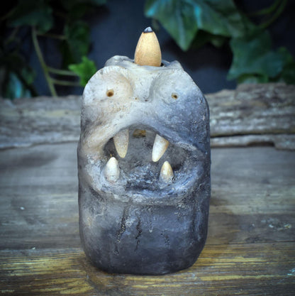 Backflow Räucherkegelhalter Ton, Donnerkeil Wächter Figur, schamanischer Altar Bedarf, Wasserfall Räuchergefäß, Keramik Unikat RÄH066