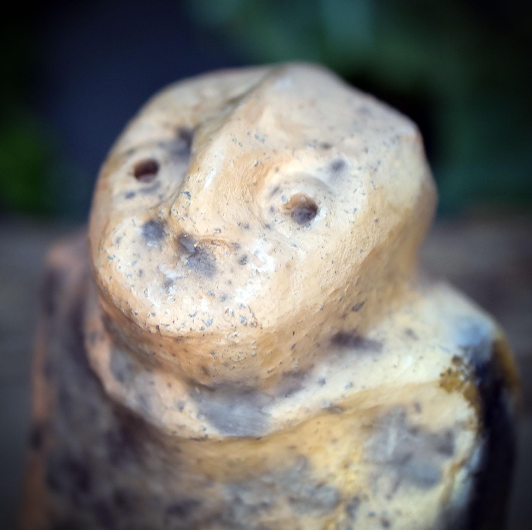 Ahnenfigur Ton, archaischer Altar Wächter, schamanische Skulptur handgemacht, kleine Schutzgeist Götzen Figur, Rauchbrand Unikat SKU292