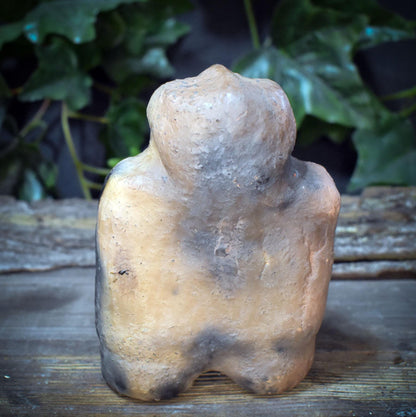 Ahnenfigur Ton, archaischer Altar Wächter, schamanische Skulptur handgemacht, kleine Schutzgeist Götzen Figur, Rauchbrand Unikat SKU292
