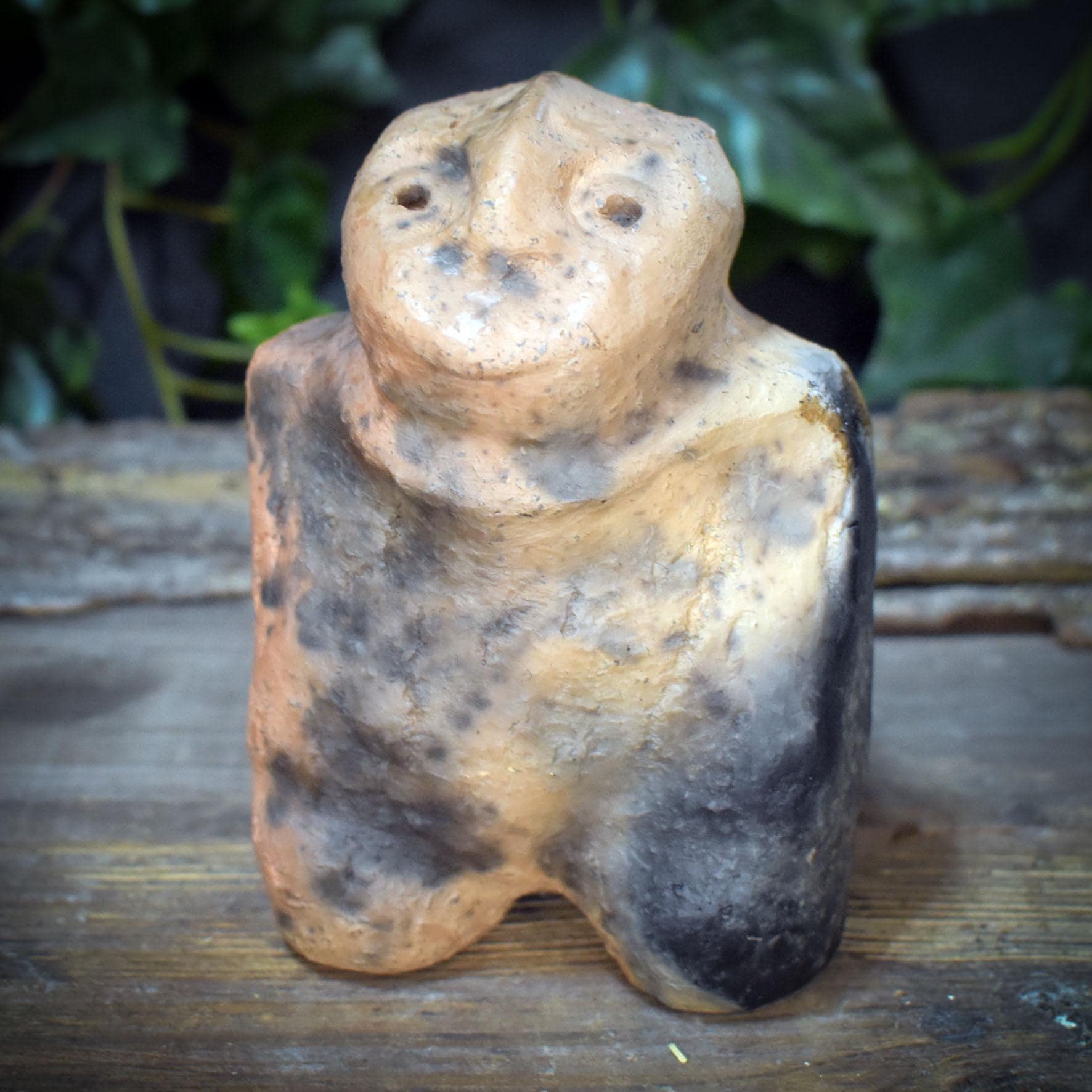 Ahnenfigur Ton, archaischer Altar Wächter, schamanische Skulptur handgemacht, kleine Schutzgeist Götzen Figur, Rauchbrand Unikat SKU292