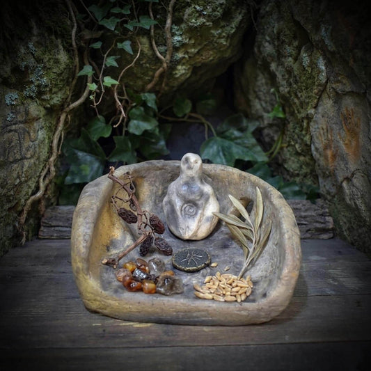 Spiralgöttin Altar Set, Schrein mit Ammonit Relief, schamanischer Kraftort Rauchbrand, Wicca Ritual Deko, Ton Unikat SCH031