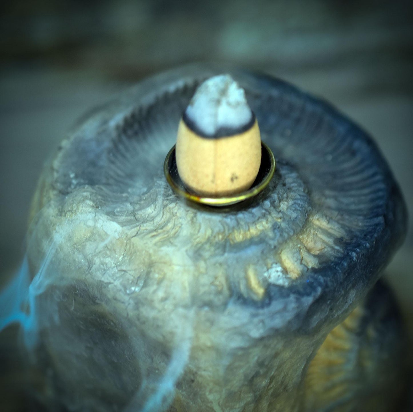 Backflow Räucherkegelhalter Ton, Ammonit Räuchergefäß archaisch, schamanischer Wasserfall Brenner, Altar Deko Rauchbrand Unikat RÄH067