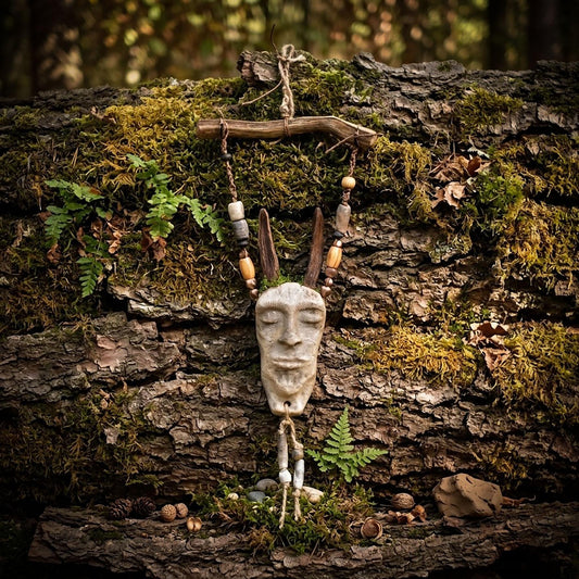 Wandbehang Hüter des Waldes aus Rauchbrandton, Schamanische Wanddeko Sero Nails, Naturkunst Maske, Unikat 68cm 1,3kg