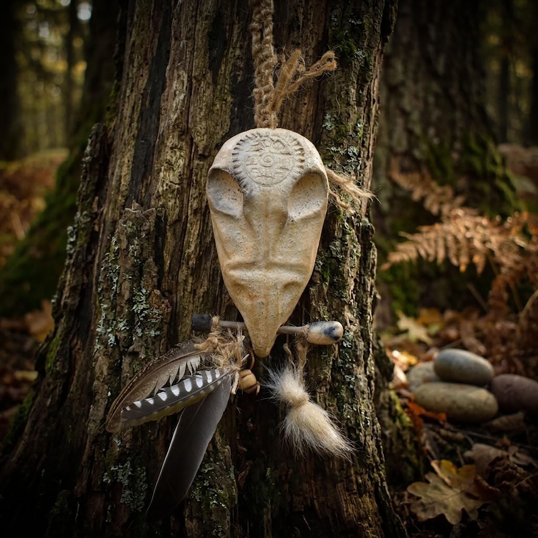 Vogelschädel Wandobjekt mit Adler-Relief, Schamanische Skulptur aus Ton, Wandschmuck mit echten Federn & Fell, Unikat 40cm