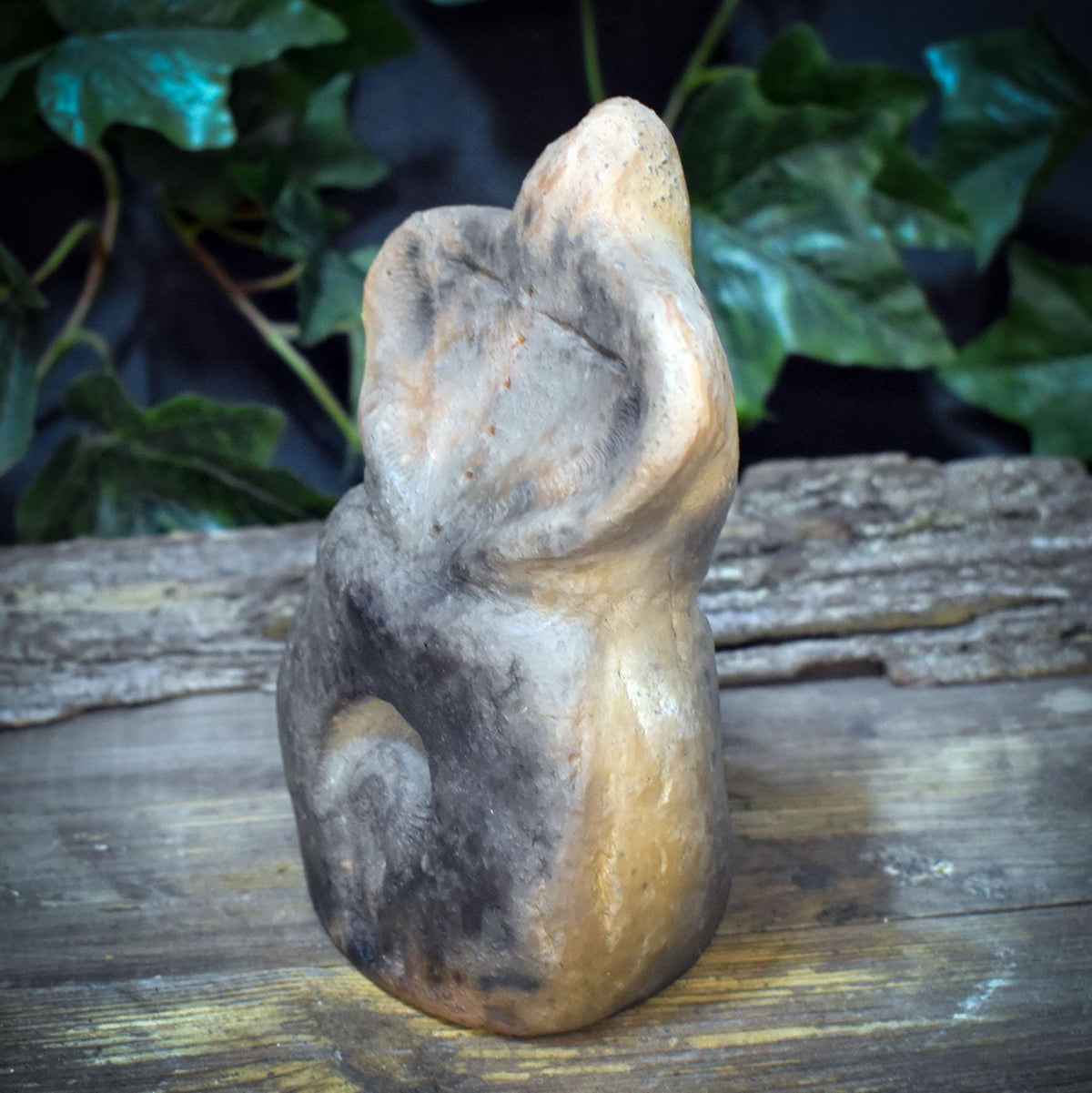 Göttinnen Skulptur mit Ammonit, Archaische Frauenfigur aus Ton, Spirituelle Erdgöttin, Urzeit Symbolik, Handgefertigtes Unikat