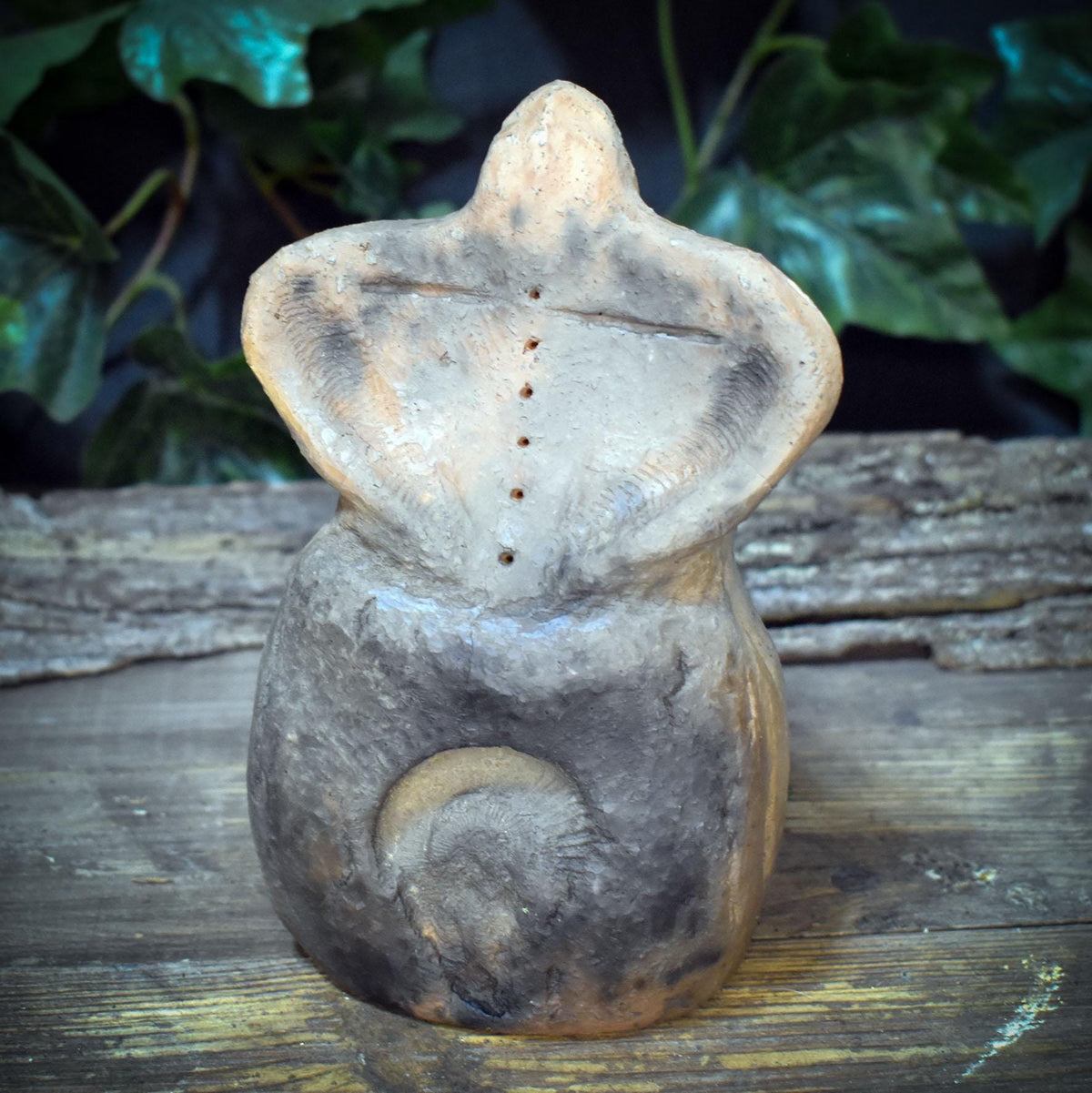 Göttinnen Skulptur mit Ammonit, Archaische Frauenfigur aus Ton, Spirituelle Erdgöttin, Urzeit Symbolik, Handgefertigtes Unikat