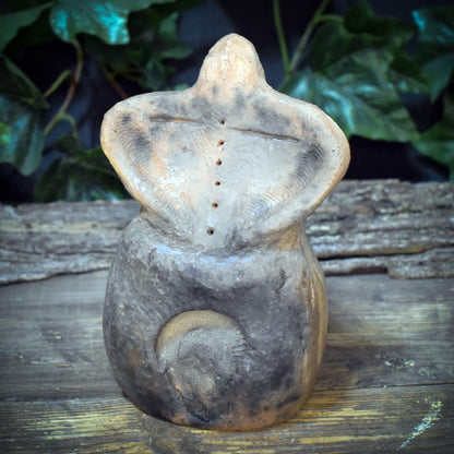 Göttinnen Skulptur mit Ammonit, Archaische Frauenfigur aus Ton, Spirituelle Erdgöttin, Urzeit Symbolik, Handgefertigtes Unikat