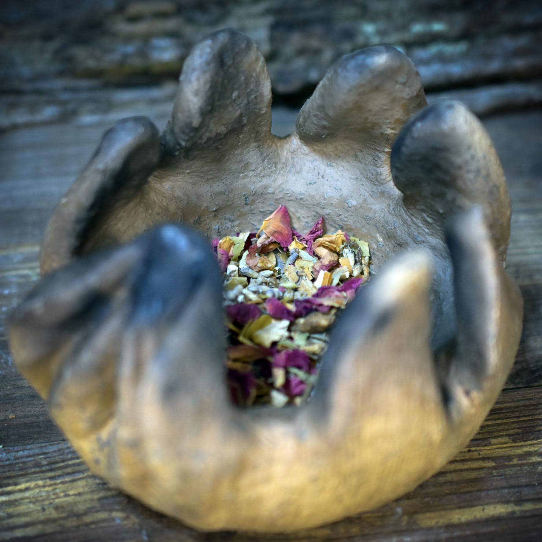 Yoni Räucherschale und Teelichthalter aus Ton, Archaische Opferschale, Sakrale Gebärmutter Kunst, Handgefertigte Altar Kerzenschale TKH032