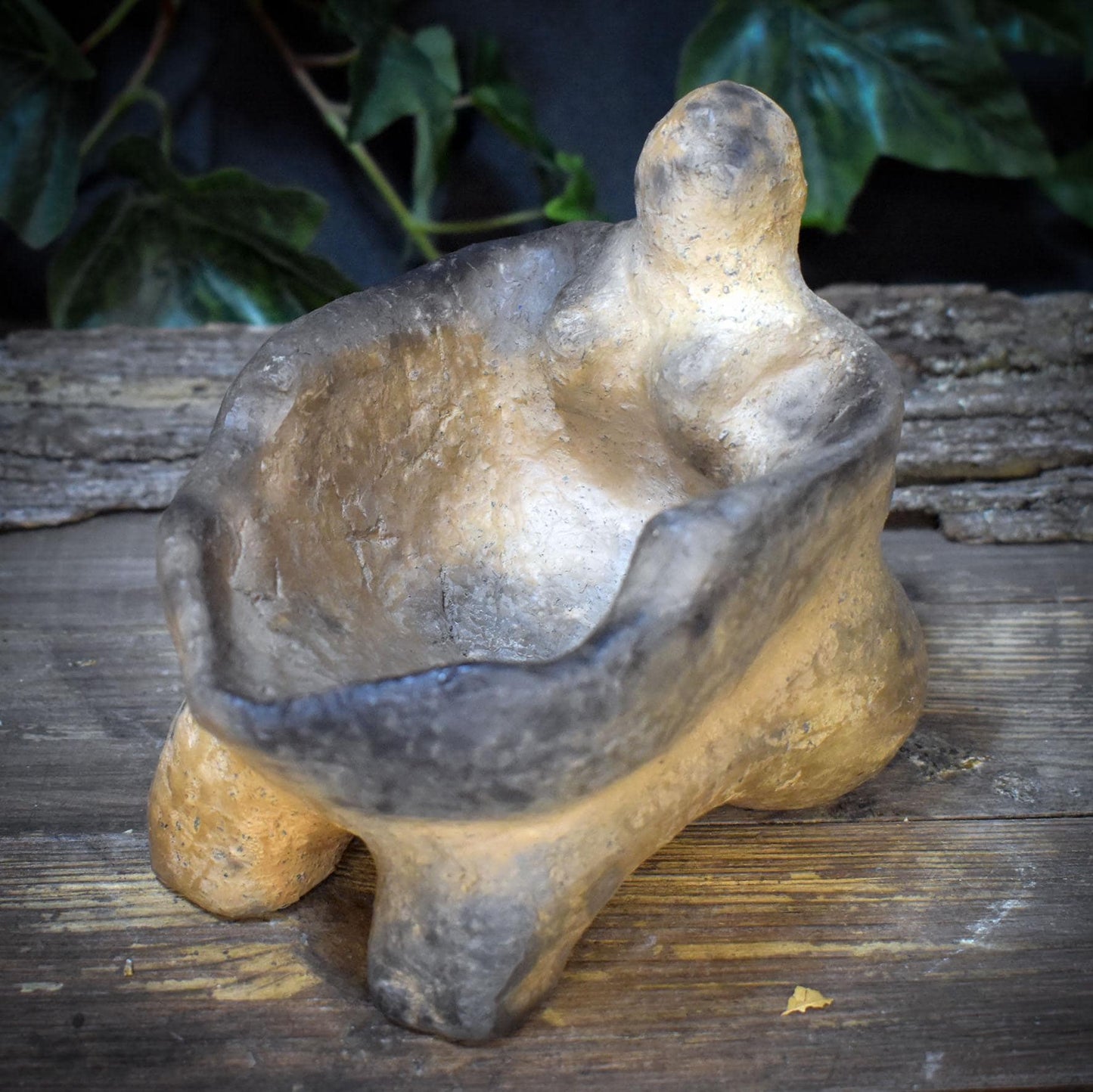Göttinnen Opferschale aus Ton, Archaische Gabenschale, Ritueller Räucherhalter, Handgeformte Altar Schale, Urmutter Kunst GEF018