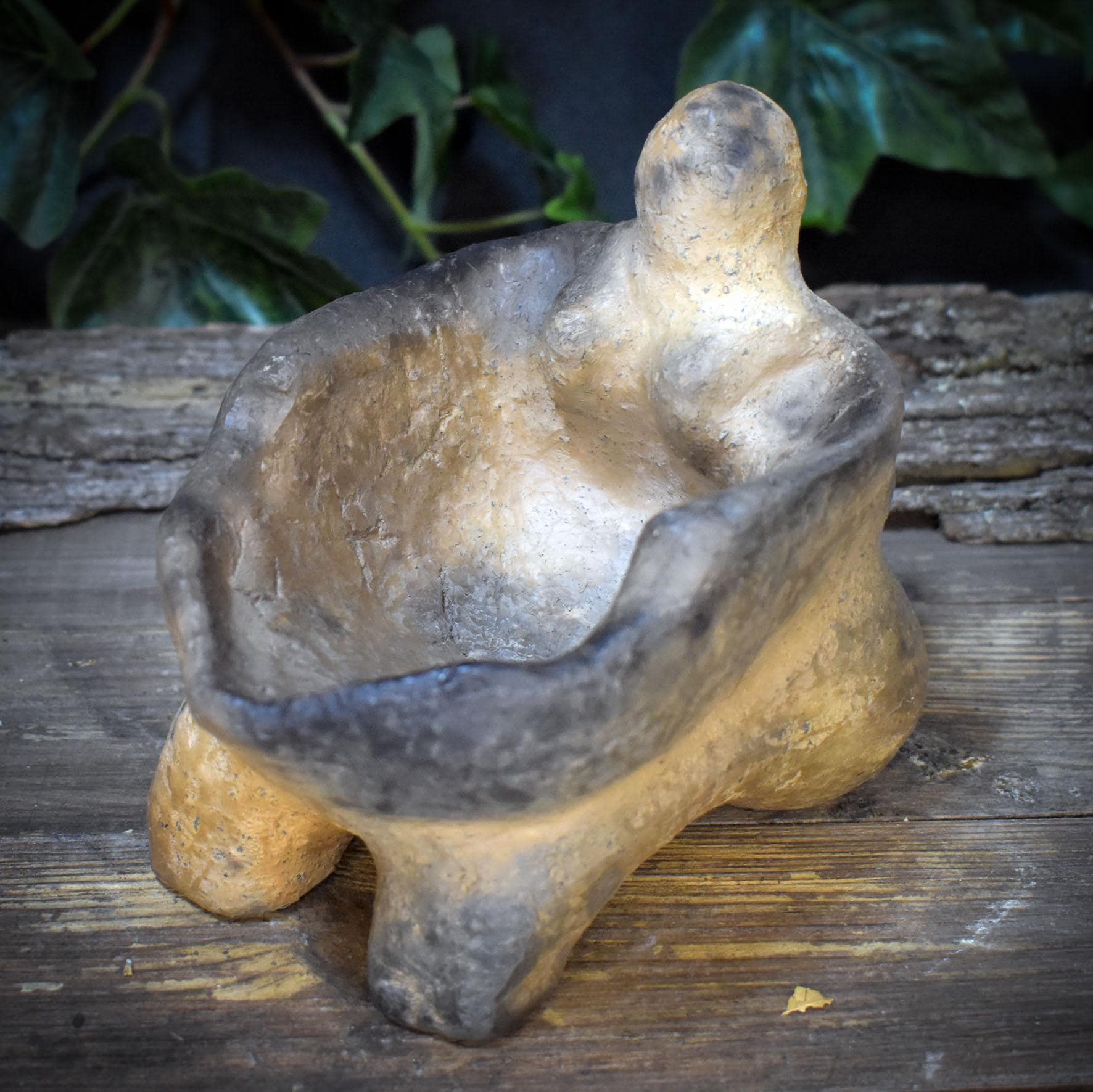Göttinnen Opferschale aus Ton, Archaische Gabenschale, Ritueller Räucherhalter, Handgeformte Altar Schale, Urmutter Kunst GEF018