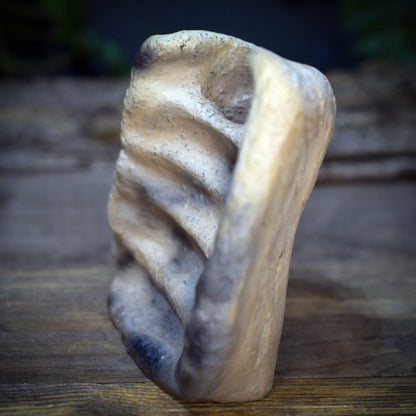 Vase zur Trauerbegleitung, Archaisches Gedenkgefäß Ton, Handgeformte Mini Vase Altar, Rauchbrand Kunstobjekt Unikat AEP002