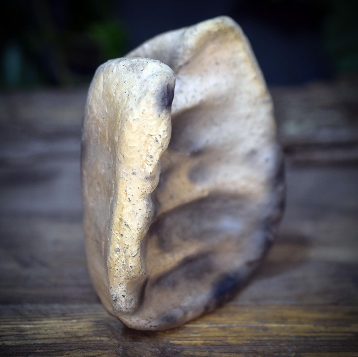 Vase zur Trauerbegleitung, Archaisches Gedenkgefäß Ton, Handgeformte Mini Vase Altar, Rauchbrand Kunstobjekt Unikat AEP002