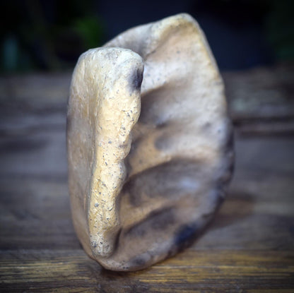 Vase zur Trauerbegleitung, Archaisches Gedenkgefäß Ton, Handgeformte Mini Vase Altar, Rauchbrand Kunstobjekt Unikat AEP002