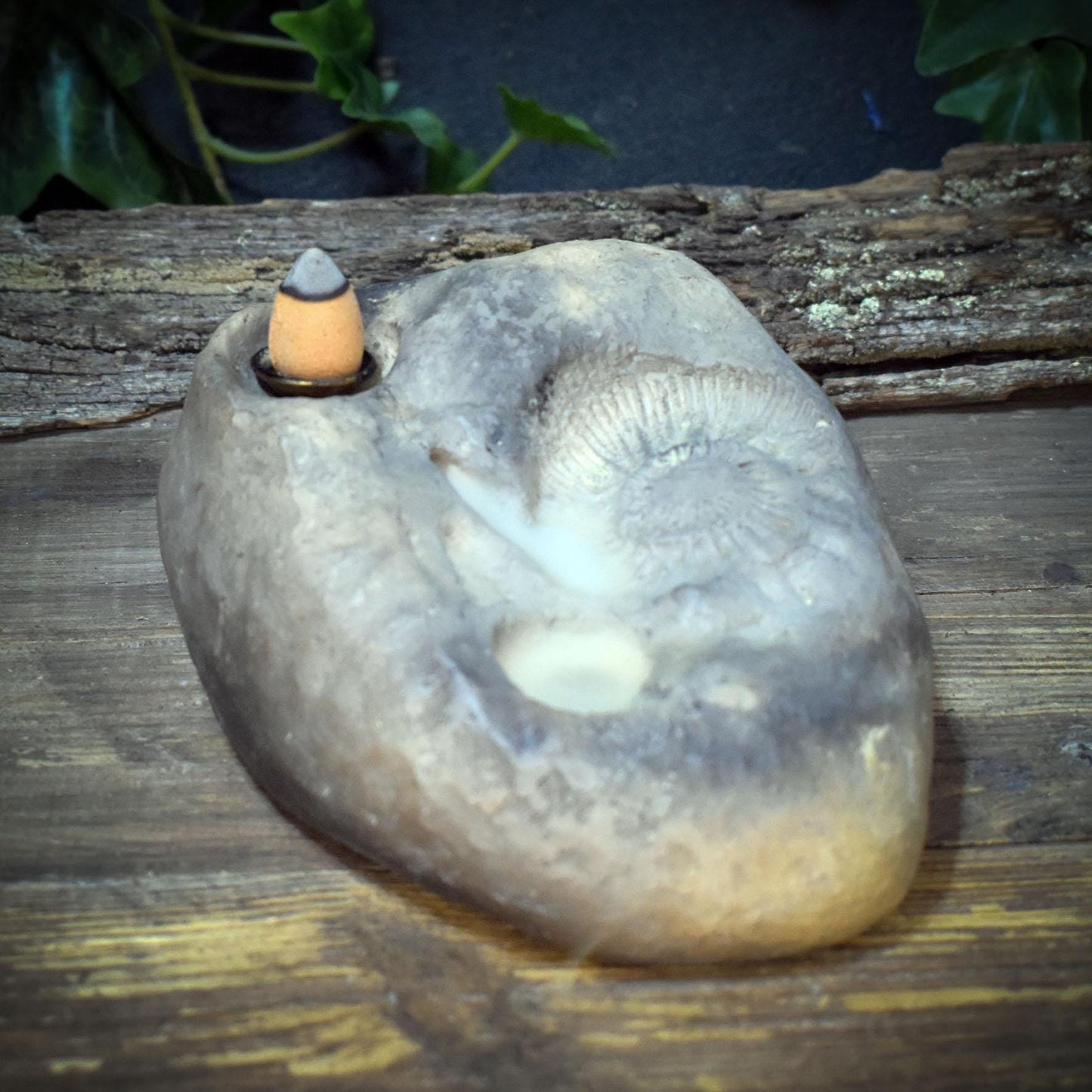 Backflow Räucherkegelhalter mit Ammoniten, Archaischer Wasserfall Räucherbrenner, Doppel Fossilien Ton Skulptur, Altar Ritual Deko RÄH066