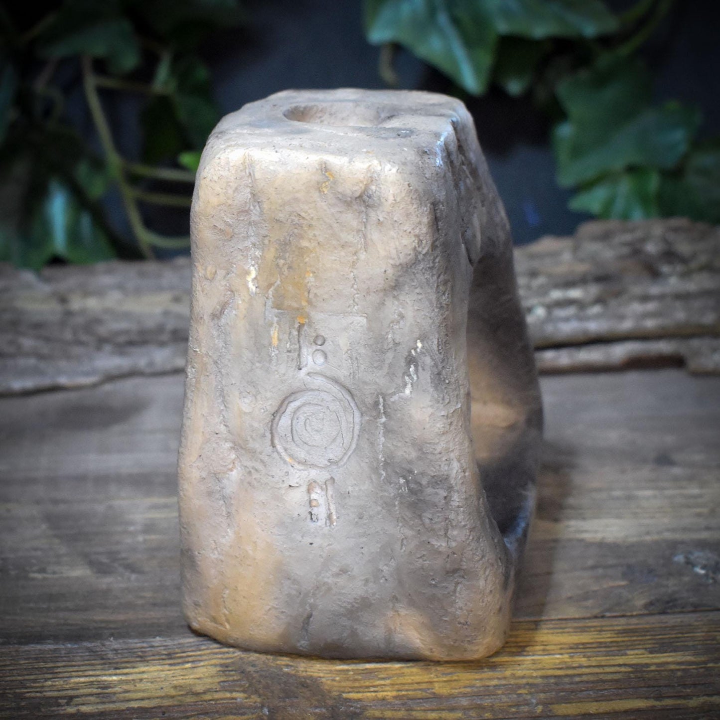 Ritual Kerzenhalter mit Opfernische, Archaischer Tonskulptur Leuchter, Handgeformter Altar Kerzenständer, Erd-Symbolik Unikat TKH035