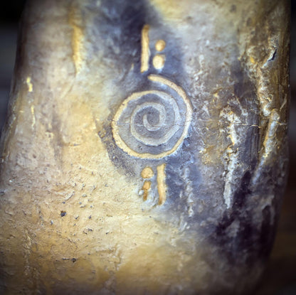 Ritual Kerzenhalter mit Opfernische, Archaischer Tonskulptur Leuchter, Handgeformter Altar Kerzenständer, Erd-Symbolik Unikat TKH035