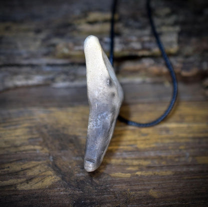 Walfluke Amulett aus Ton, Krafttier Walflosse Kette, Archaischer Meer Talisman, Handgeformter Wal Anhänger, Spiritueller Schmuck AMU089