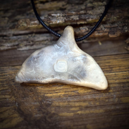 Walfluke Amulett aus Ton, Krafttier Walflosse Kette, Archaischer Meer Talisman, Handgeformter Wal Anhänger, Spiritueller Schmuck AMU089