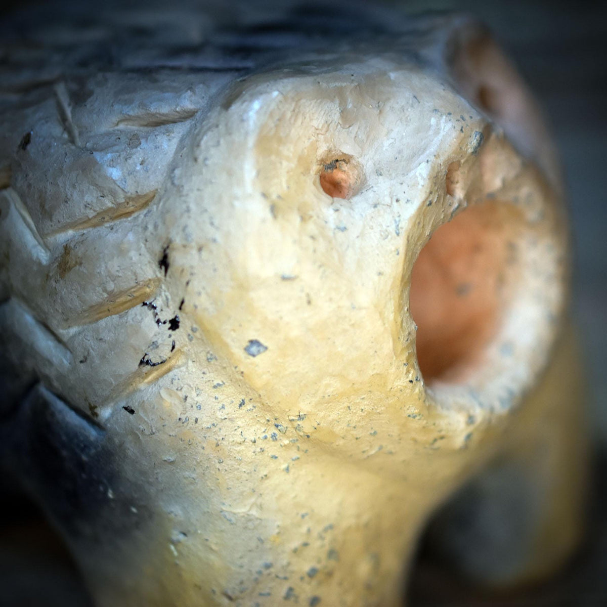 Archaische Igel Skulptur aus Ton, Neolithische Tierfigur nach historischem Vorbild, Handgefertigte Keramik, Spirituelle Kraftfigur