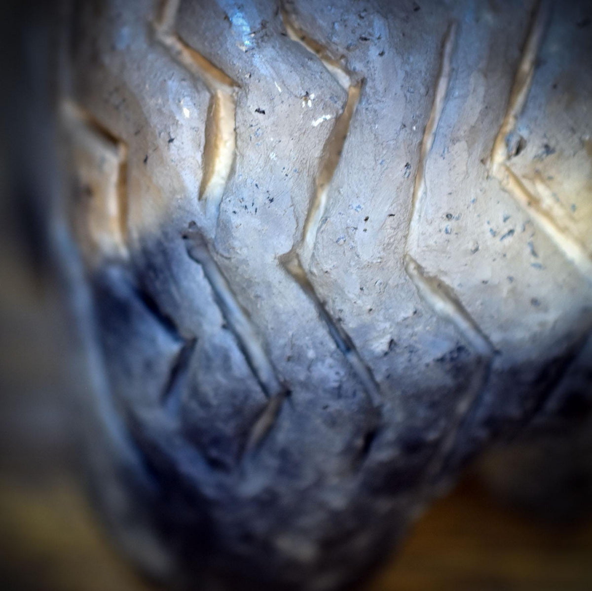 Archaische Igel Skulptur aus Ton, Neolithische Tierfigur nach historischem Vorbild, Handgefertigte Keramik, Spirituelle Kraftfigur