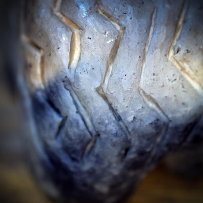 Archaische Igel Skulptur aus Ton, Neolithische Tierfigur nach historischem Vorbild, Handgefertigte Keramik, Spirituelle Kraftfigur