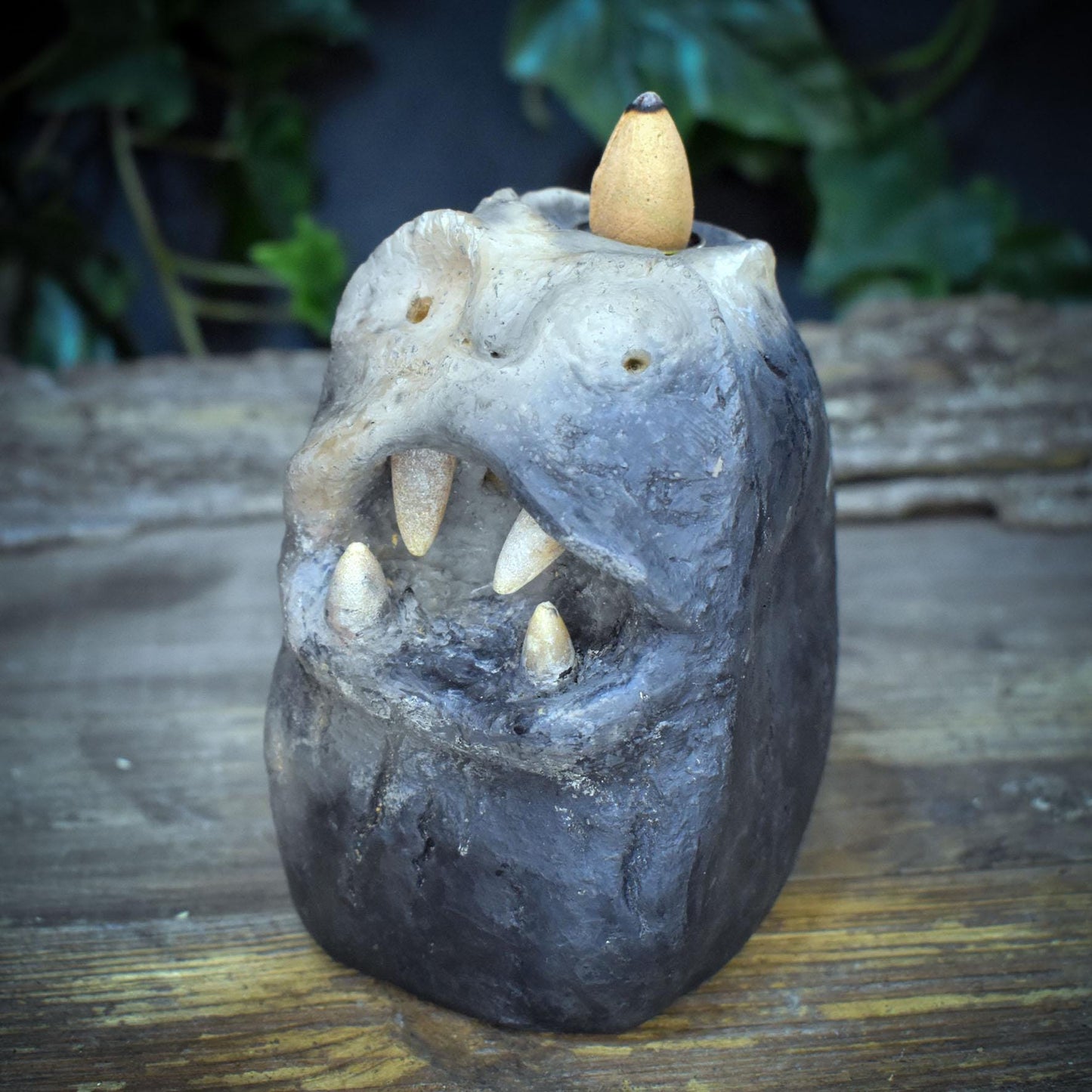 Backflow Räucherkegelhalter Ton, Donnerkeil Wächter Figur, schamanischer Altar Bedarf, Wasserfall Räuchergefäß, Keramik Unikat RÄH066