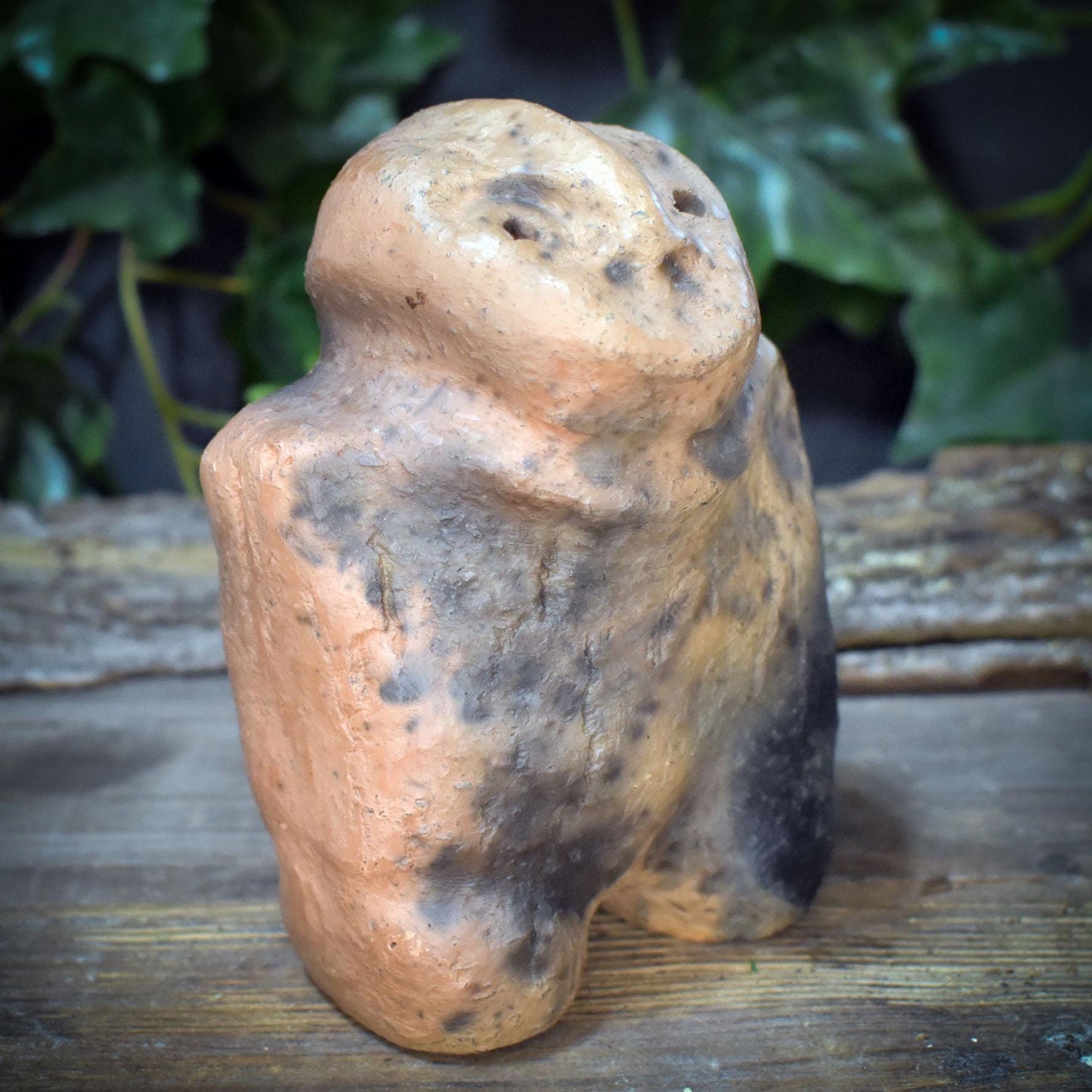 Ahnenfigur Ton, archaischer Altar Wächter, schamanische Skulptur handgemacht, kleine Schutzgeist Götzen Figur, Rauchbrand Unikat SKU292