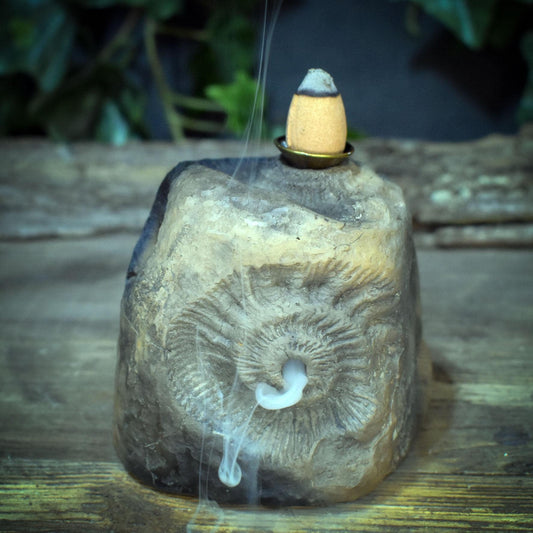 Backflow Räucherkegelhalter Ton, Ammonit Räuchergefäß archaisch, schamanischer Wasserfall Brenner, Altar Deko Rauchbrand Unikat RÄH067
