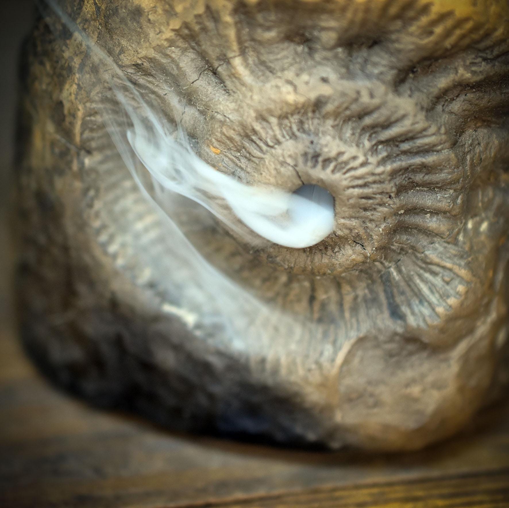 Backflow Räucherkegelhalter Ton, Ammonit Räuchergefäß archaisch, schamanischer Wasserfall Brenner, Altar Deko Rauchbrand Unikat RÄH067