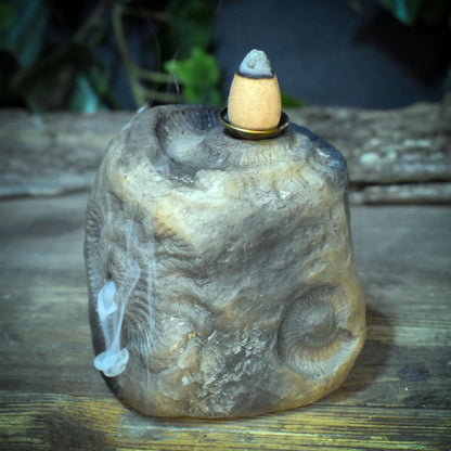 Backflow Räucherkegelhalter Ton, Ammonit Räuchergefäß archaisch, schamanischer Wasserfall Brenner, Altar Deko Rauchbrand Unikat RÄH067