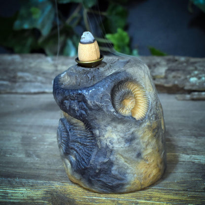 Backflow Räucherkegelhalter Ton, Ammonit Räuchergefäß archaisch, schamanischer Wasserfall Brenner, Altar Deko Rauchbrand Unikat RÄH067