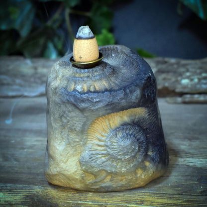 Backflow Räucherkegelhalter Ton, Ammonit Räuchergefäß archaisch, schamanischer Wasserfall Brenner, Altar Deko Rauchbrand Unikat RÄH067