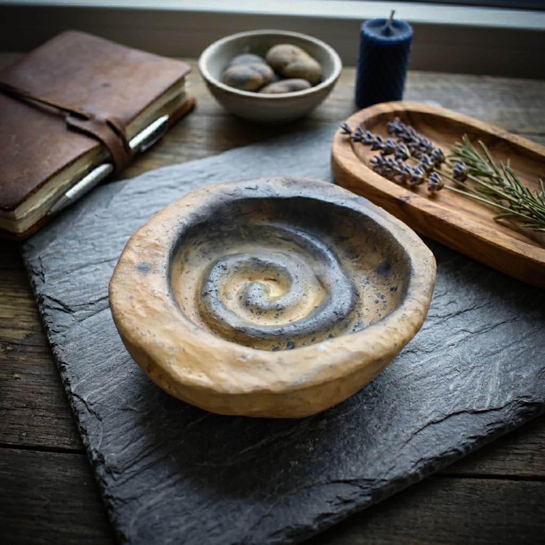 Handschmeichler Trauerbewältigung Rauchbrand Ton Urform | Ritualbegleiter Sterbebegleitung Trostgeschenk | Spirale Gedenken 180g AEP004