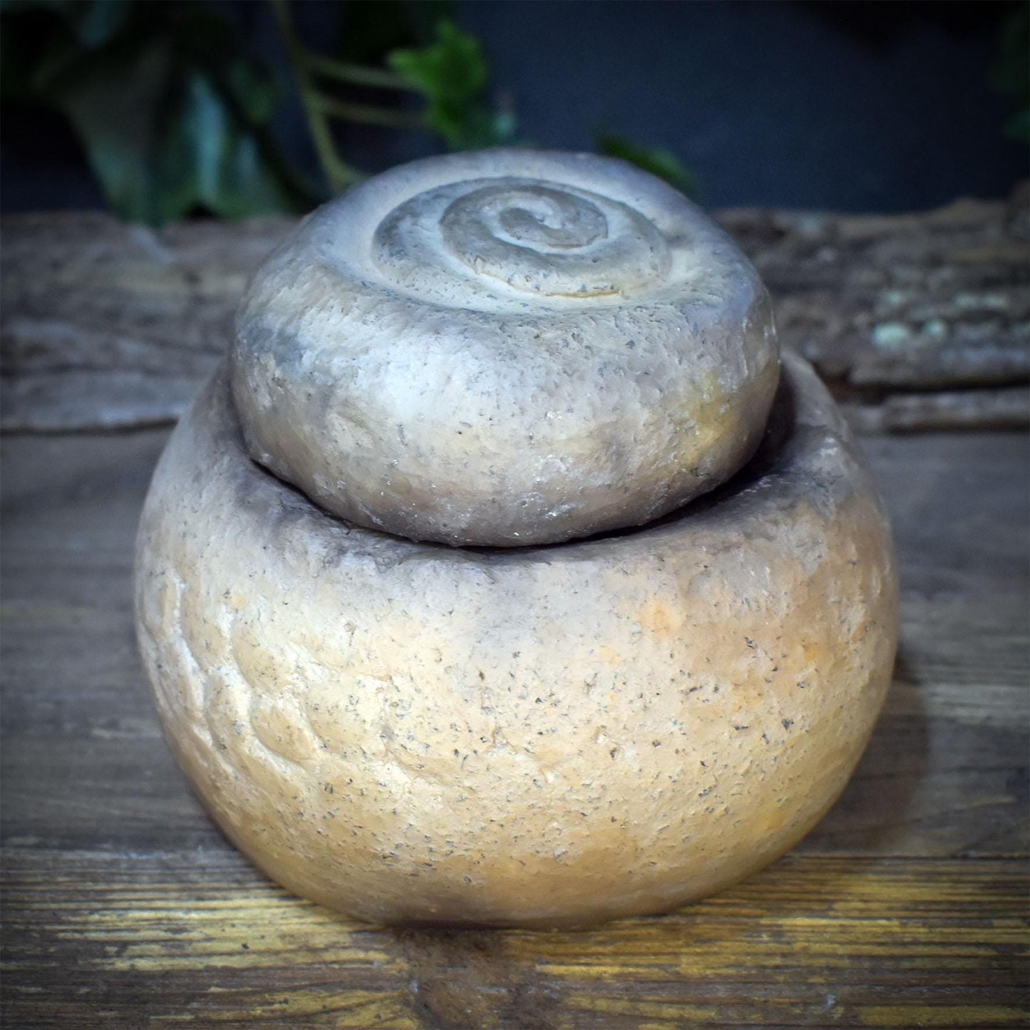 Ahnenraum Ritual Set: 7 Ahnensteine im Gefäß aus Rauchbrandton, Innere Kind Arbeit & Ahnenheilung, Spirituelles Geschenk Psychologie AHR001