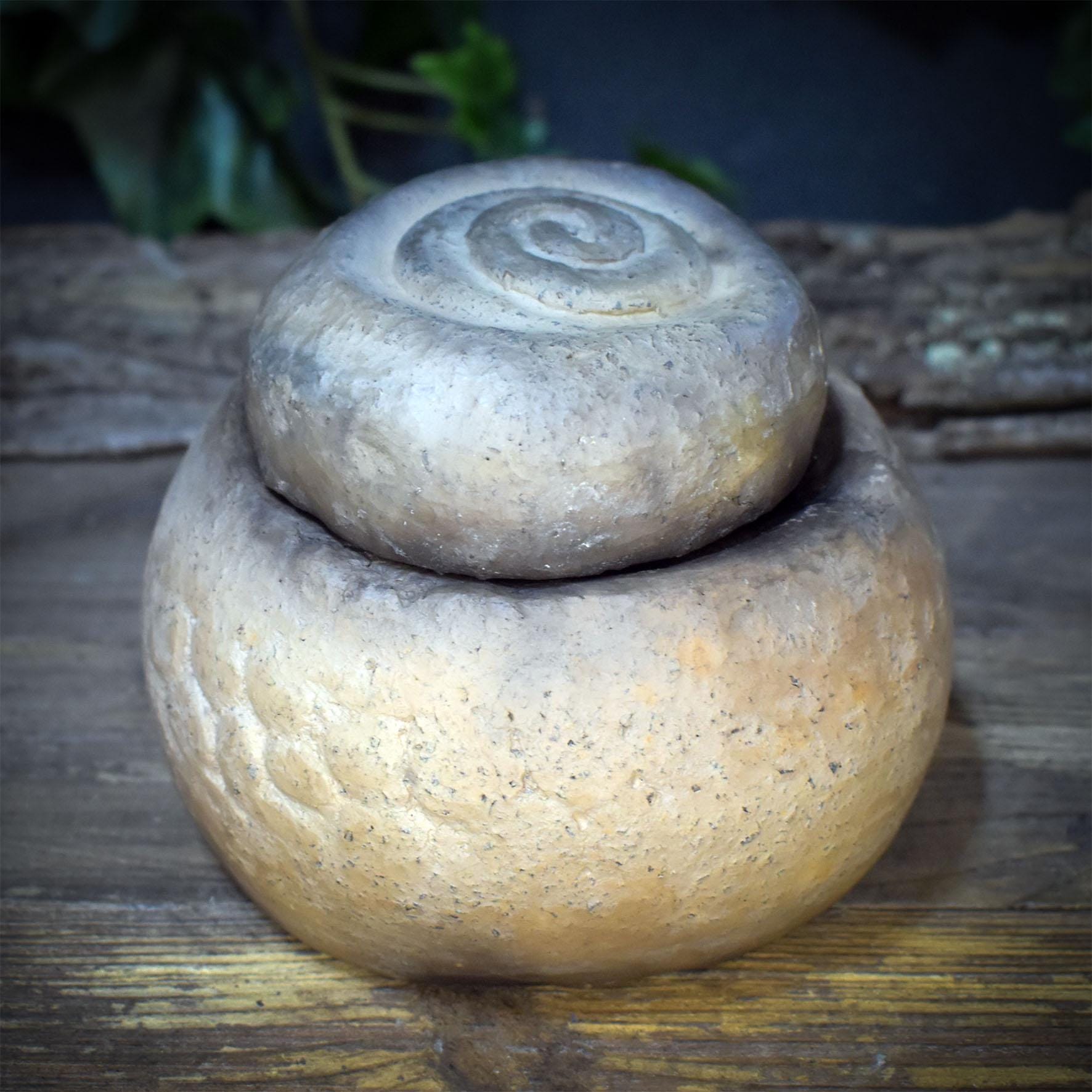 Ahnenraum Ritual Set: 7 Ahnensteine im Gefäß aus Rauchbrandton, Innere Kind Arbeit & Ahnenheilung, Spirituelles Geschenk Psychologie AHR001