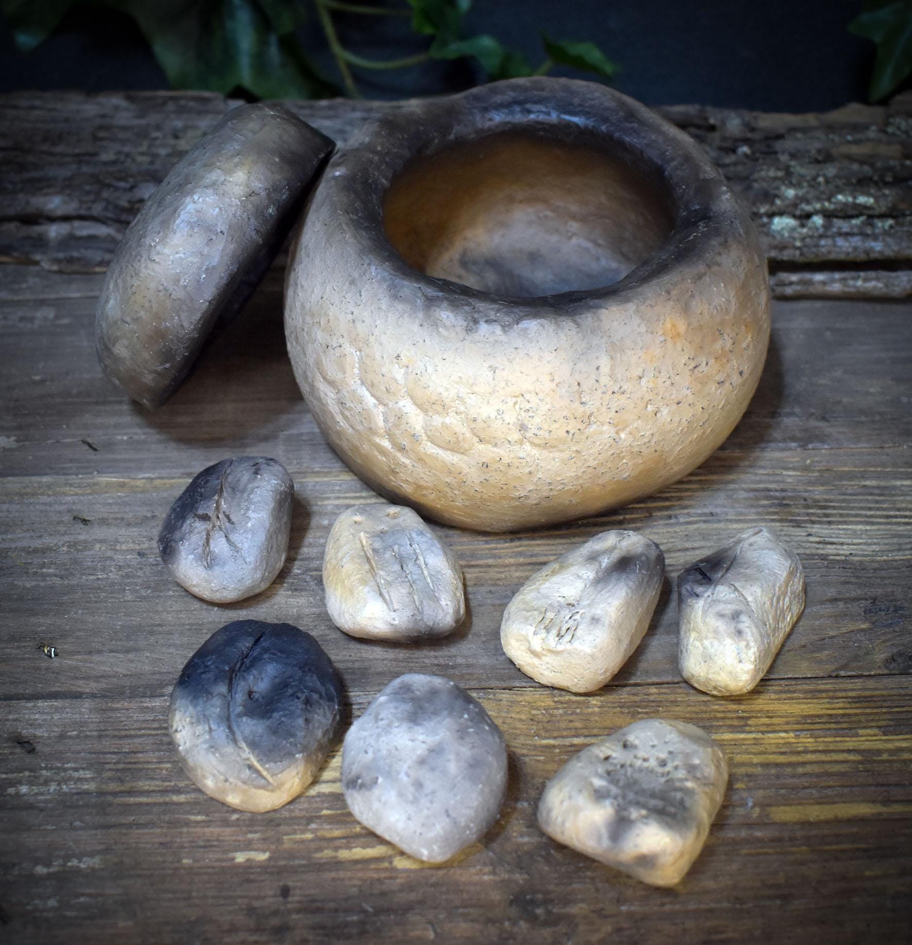Ahnenraum Ritual Set: 7 Ahnensteine im Gefäß aus Rauchbrandton, Innere Kind Arbeit & Ahnenheilung, Spirituelles Geschenk Psychologie AHR001