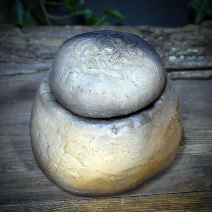 Ahnenraum Ritual Set: 7 Ahnensteine im Gefäß aus Rauchbrandton, Innere Kind Arbeit & Ahnenheilung, Spirituelles Geschenk Psychologie AHR001