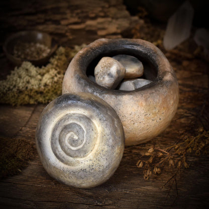 Ahnenraum Ritual Set: 7 Ahnensteine im Gefäß aus Rauchbrandton, Innere Kind Arbeit & Ahnenheilung, Spirituelles Geschenk Psychologie AHR001