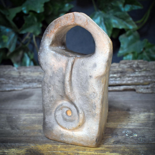 Trauer Skulptur Ton, Gedenkstein mit Blumenvase, kleine Gedenkstätte Spirale, Trost Geschenk Rauchbrand, stiller Begleiter Unikat SKU293