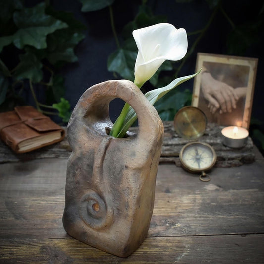 Trauer Skulptur Ton, Gedenkstein mit Blumenvase, kleine Gedenkstätte Spirale, Trost Geschenk Rauchbrand, stiller Begleiter Unikat SKU293