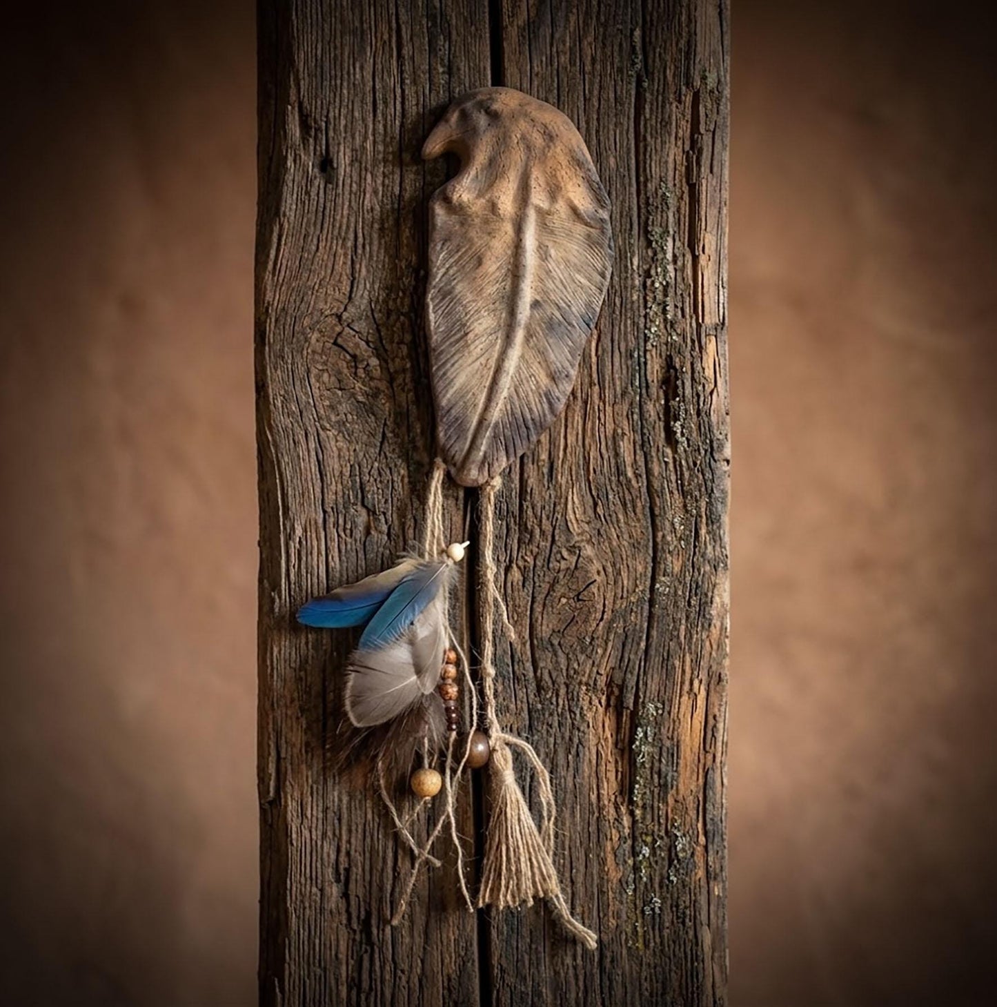 Spiritueller Adler aus traditionell gebranntem Ton – Wanddeko mit Federn & Glocke Art.Nr.: HEX027