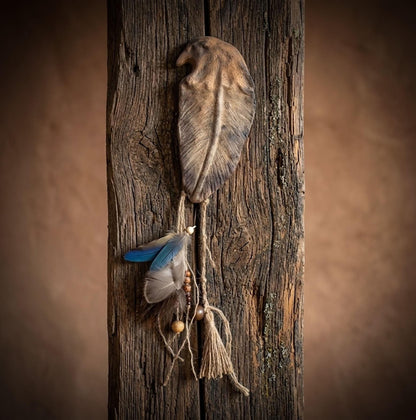 Spiritueller Adler aus traditionell gebranntem Ton – Wanddeko mit Federn & Glocke Art.Nr.: HEX027