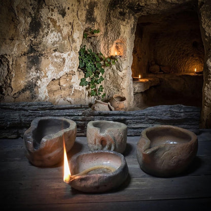 Rustikale handgefertigte Öllampe mit Docht, aus Ton, Antikes Design, Ritual Licht für Altar & Meditation, Naturverbundene Keramik AÖL001